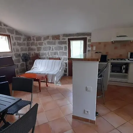 Bergerie En Pierres Et Oliveraie *